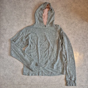 Mysigaste hoodien någonsin! - Underbar hoodie i mjukt tyg, tummhål finns! Använd men i bra skick!