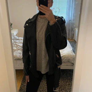 Svart skinnjacka från Missguided - Säljer en snygg svart skinnjacka från Missguided. Jackan är i storek 36 men är lite lite overzised!  Jackan är använd men sparsamt! 