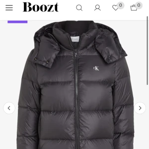 Calvin Klein vinter jacka  - Säljer denna super snygga jackan från Calvin Klein, den är endast använd ett fåtal gånger. Jackan kostar 2600kr att köpa i butik, säljer för 1500kr pris kan diskuteras 💕💕💕💕💕jackan är i storlek M men skulle verkligen säga att den är S då jag vanligtvis har S💕💕