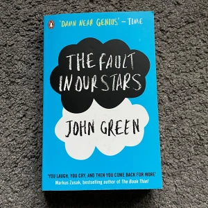 Bok - The Fault in Our Stars (eng) - Säljer 'The Fault in Our Stars' ('Förr eller senare exploderar jag' på svenska) av John Green då jag nu läst ut den. Den handlar om Hazel och Augustus, två tonåringar som navigerar livet och kärleken med sina sjukdomar. Perfekt för dig som gillar känslosamma & infångande berättelser. Kan gå ner att pruta lite grann