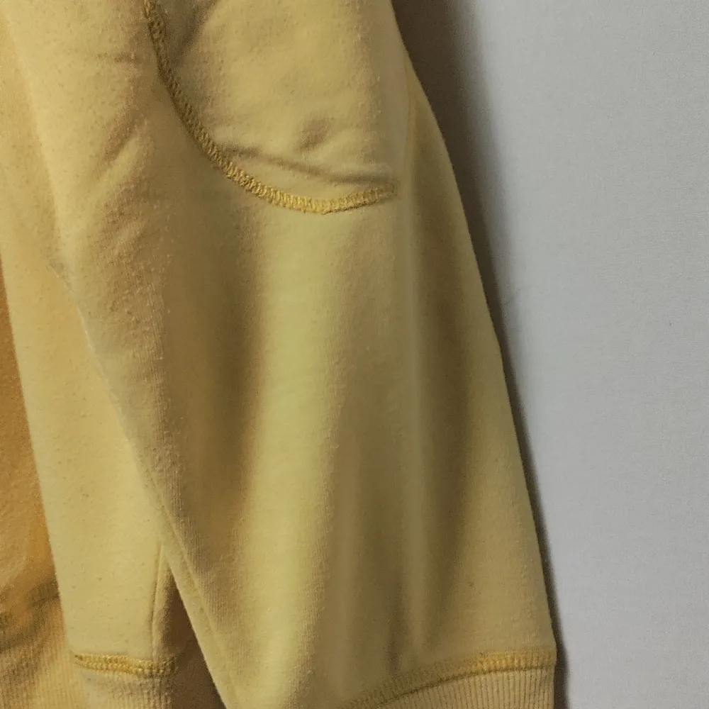 Säljer en cool gul tröja från Hilfiger Denim med ett stort tryck av en örn på framsidan. Tröjan har långa ärmar och är perfekt för en avslappnad stil. Den är i bra skick och passar perfekt till både jeans och shorts. Perfekt för vår och sommar!. Neuletakit & Villapaidat.