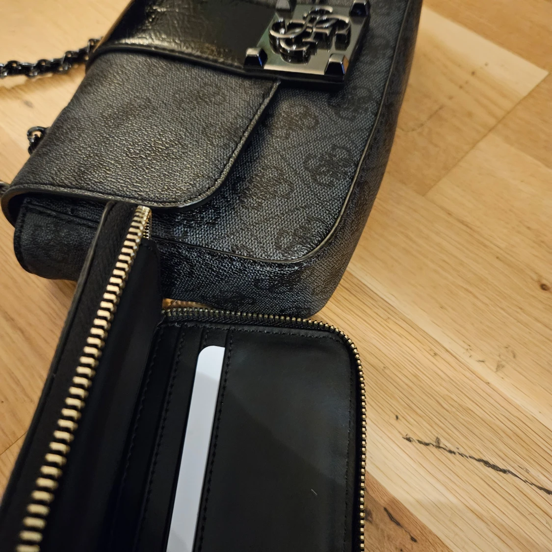 Svart handväska och plånbok från Guess - 92