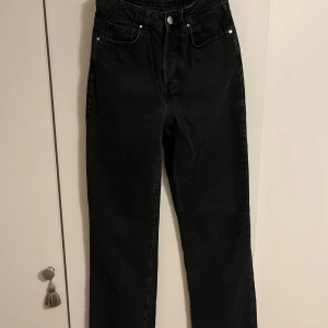 Svarta jeans  - Längd: 34 Midja: 26  Svarta jeans från bikbok med hög midja och vida ben Använda men i fint skick! 