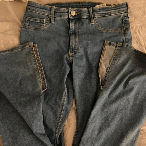 Vintage Blå Low waist, Low rise jeans med flare cut - Low waist jeans som är EXTREMT sköna, inte det typiska grova materialet på insidan. Dessa är ett utsålt par av byxor, i barn storlek 164 som passar mig i storlek small. De är utsvängda och stretchiga i materialet, perfekt åt de som tränar! 