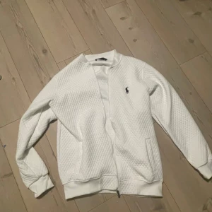 Polo ralph lauren kofta - Nästan helt ny ralph lauren kofta, inga defekter. Storlek Xl men sitter som L/M .Vid frågor är det bara att höra av sig, priset ej hugget i sten🙌