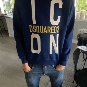 disqard icon tröja - Tjena, jag säljer min gamla disqard icon tröja som har blivit förliten. Tröjan är i väldigt fint skick och har inte några fläckar eller skador. Ny pris på tröjan är tröjan är 3300kr och jag säljer den för 999kr. Hör av er om ni är intresserade.