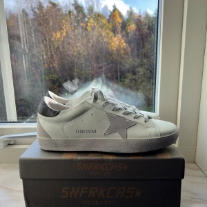 Golden goose skor - Säljer ett par golden goose skor i storlek 43, kan även passa 42. Aldrig använda✅. Säljs för 600kr✅