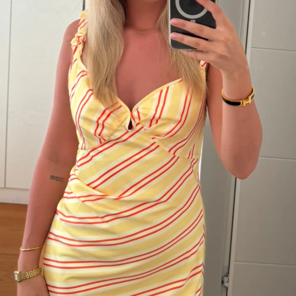 Söt klänning från adoore, använd 2 gånger då jag tycker den sitter lite löst på mig. Storlek 36. Nypris 1300kr. Mekot.