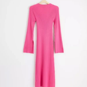 Rosa ribbad klänning från Lindex - Säljer en superfin rosa ribbad klänning från Lindex i storlek XS. Utsvängda ärmar. Mjukt och stretchigt material. Mycket bra skick! 🩷