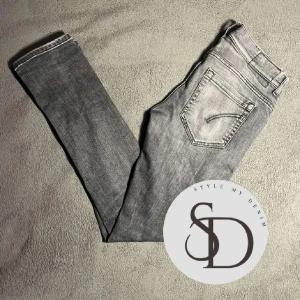 Dondup jeans , slim fit - Lånade bilder från förra säljaren, säljer för dom passade Inte mig. Pris kan diskuteras!