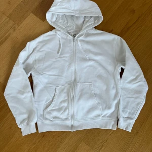 Hoodie med dragkedja  - Så fin vit hoodie som knappt är använd! 