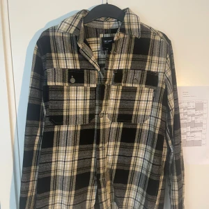 Overshirt Only & Sons - Overshirt av Only & Sons. ”Burberry” färg. Kan mötas i Gbg, annars står köparen för frakten. 