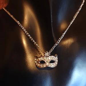 Halsband med mask - Gulligt halsband med mask oanvänd. Mått på kedjan är: 64 cm ✨️Titta igenom alla mina upplagda och köp fler saker i bundle för att spara på frakten och få allt du köpt i ett och samma paket✨️