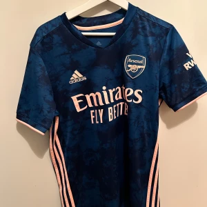 Arsenal matchtröja  - Arsenal FC 2020/2021 tredje ställ med Aubameyang (nummer 14) på ryggen. Jättebra passform och snygg tröja