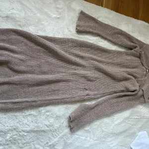 Stickad klänning - Fel köp som inte gick att returnera då det skulle bli väldigt dyrt. Aldrig använd. Har två st av klänningarna