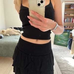 Svart volangkjol - superfin svart volangkjol 🖤köpt på bikbok, storlek s ❣️ 