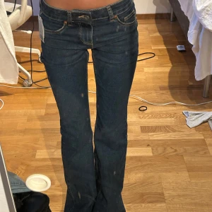 Low Waits bootcut jeans - Säljer dessa trendiga slutsålda jeansen från hm då de är för långa på mig, aldrig använda med lappen kvar! 🙌💗