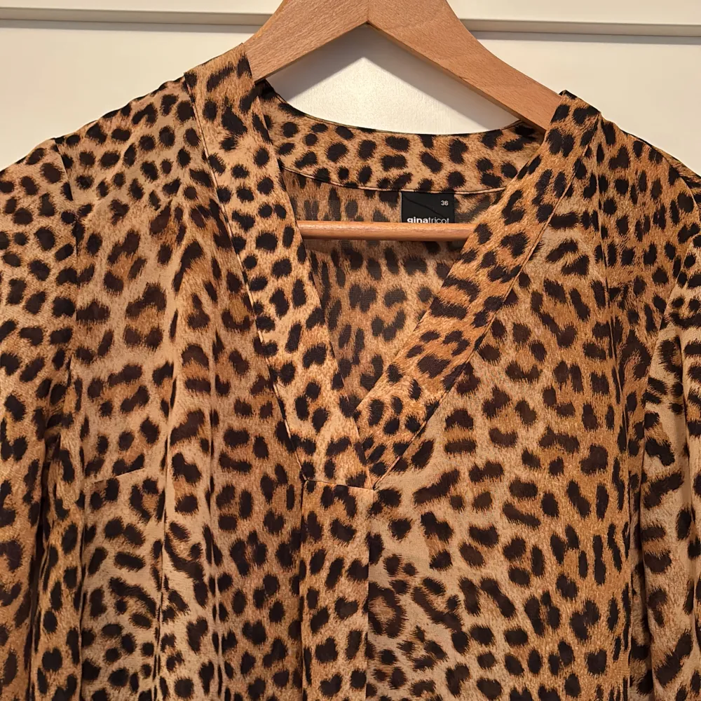 Jättefin tunn blus i leopard från Gina Tricot.. Blusar.