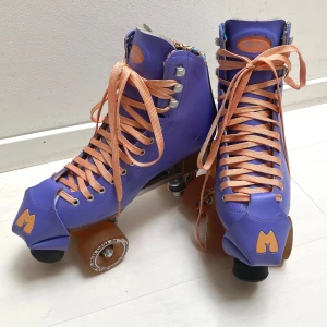 Moxi rullskridskor Beach Bunny - Säljer ett par lila Moxi Beach bunny rullskridskor i storlek 38. De har bara används några få gånger och är därför nästan i nyskick, men har lite märken på inre sidan vid hälarna (se bilder). Inköpta på Skatepro för 2299kr.