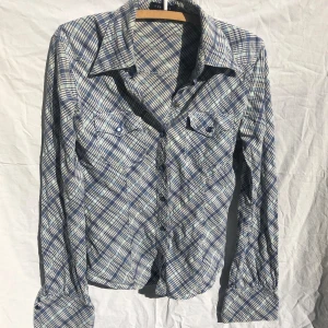 Rutig skjorta - Figursydd skjorta köpt för 200kr! Bra kvalitet knappt använd. Storlek L på plagget men skulle snarare säga att den är s-m