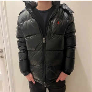 Ralph lauren jacka - Ralph lauren jacka i ny skick. Sparsamt använd.storlek S