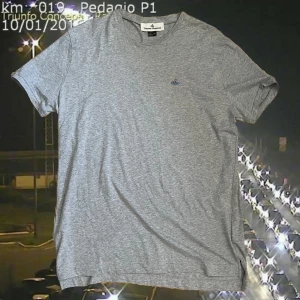 Vivienne westwood t-shirt - Skit snygg vivienne westwood tröja men har inget som passar därför säljer jag Dm för flera bilder Dm innan köp Står XL på lappen men sitter som L