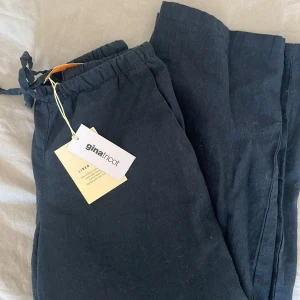 linnebyxor - jag säljer dessa mörkblåa linnebyxor ifrån GinaTricot.Jag säljer de pågrund av att de inte kommer till användning av mig. De är aldrig använda.