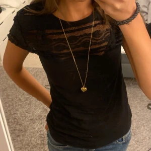 Spets t-shirt - Svart Spets tshirt med detaljer köpt från H&M