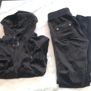Juicy couture sett - Hej! Säljer min juice couture sett i svart. Använd 3/4 gånger. Storlek S på båda delarna.