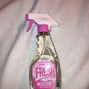 Moschino Pink Fresh Couture Eau de Toilette - Säljer en supercool och unik parfym från Moschino! Det är deras Pink Fresh Couture Eau de Toilette i en 50 ml flaska. Flaskan ser ut som en rengöringsspray med en rosa och vit spraytopp, men det är faktiskt en lyxig parfym. Perfekt för både vardag och speciella tillfällen. Doften är fräsch och feminin, och flaskan är en riktig snackis! Köp den nu och dofta fantastiskt 💖