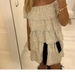 Zara klänning prickig  - Superfin klänning från zara, i storlek S men passar absolut xs också. Jättefint skick och inga defekter vad jag vet! Skriv för frågor och pris kan diskuteras! ❤️❤️