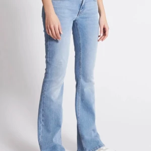 Lågmidjade jeans - Lågmidjade jeans som inte längre används, litet defekt längst ner då dem va lite för långa