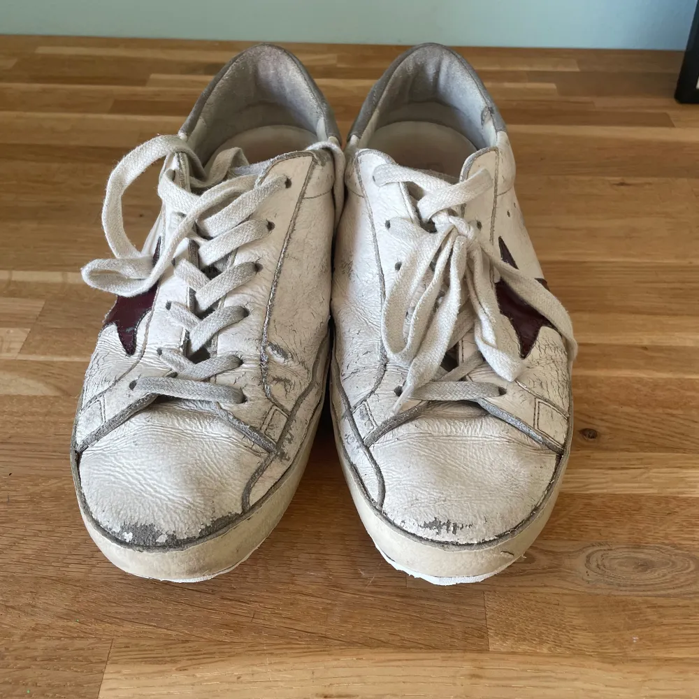 Ett par golden goose i storlek 39. Köpta second hand och väl använda, därav priset. Priset kan diskuteras. Sulan är precis bytt, som man ser på sista bilden.. Skor.