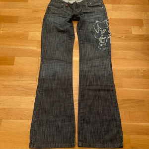 Lågmidjade bootcut jeans - Lågmidjade bootcut jeans med lapp kvar💕 storlek 28 midjemått ca 36 Innerbenslängd ca 80, jae 165❤️