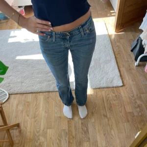 Lowwaist flare Levis Jeans - Jättefina vintage jeans köpta secondhand utan några deflekter 💕💕Säljer då de tyvärr var för korta🥰 Skulle säga att de är låte flare/raka