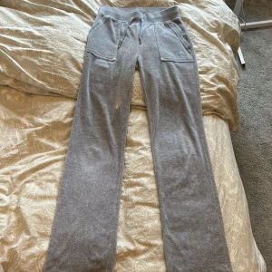Grå mjukisbyxor från Juicy Couture - Säljer ett par grå Juicy byxor från Juicy Couture i storlek XS. Säljer för dem inte kommer till användning längre. Använt 3-5 gånger