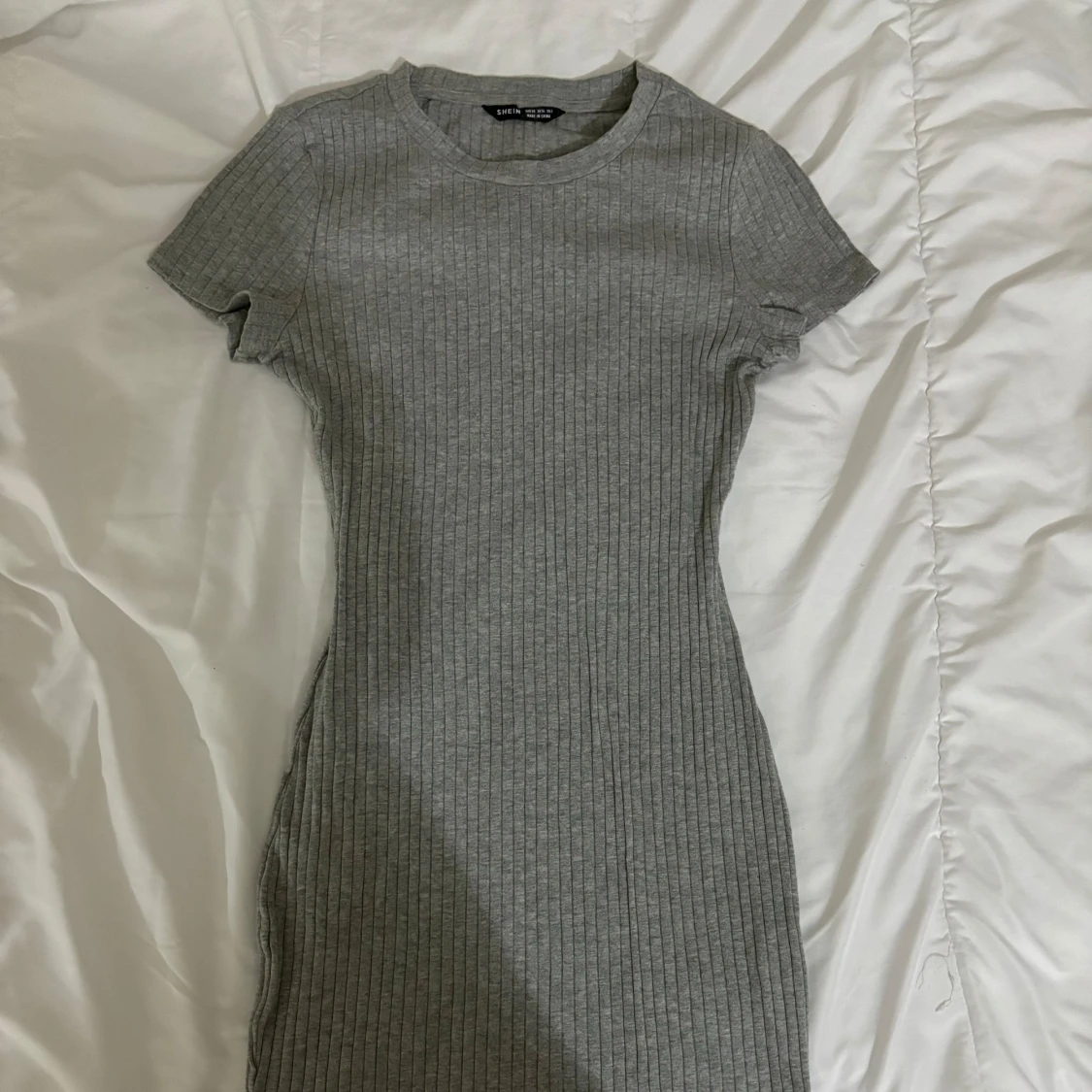 Grå ribbad klänning 