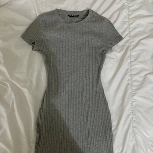 Grå ribbad klänning  - En vanlig basic ribbad klänning. Storlek xs, pris kan diskuteras.❣️❣️