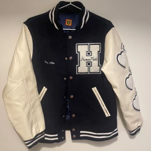 Baseball jacka - Sjukt cool jacka med detaljer på ärmen. Knappt använd. Står ej storlek, men uppskattar till Medium.