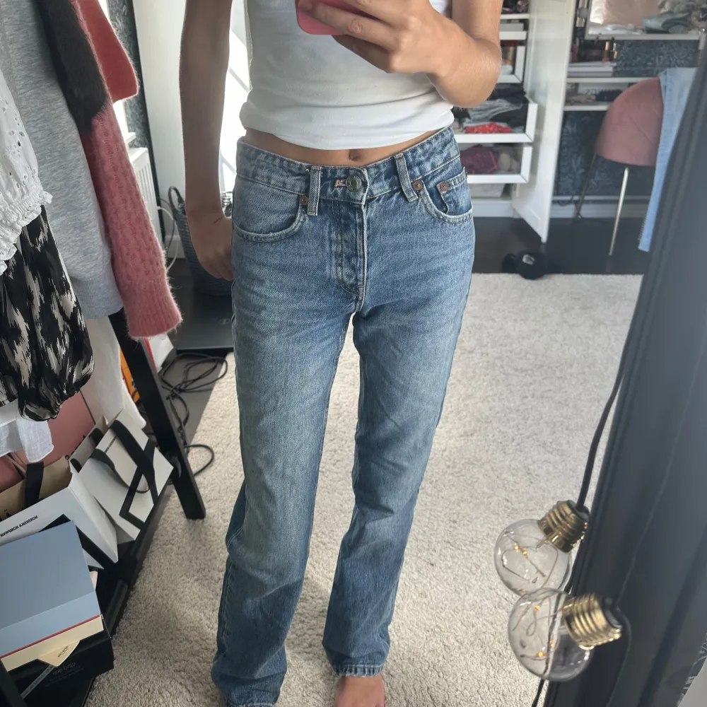 Säljer mina mid rise jeans ifrån zara, pågrund av att de är för små på mig! De är i nyskick och och inga defekter💓 . Jeans & Byxor.