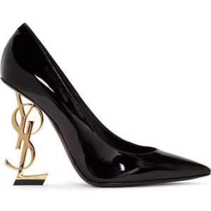 Säljer helt nya par eleganta svarta pumps från Saint lauren-ysl . skorna finns i flera storlekar . skorna är perfekta till utekvällar och fest tillfällen. passa på och köp ,just nu 499 kr drömpris 😍🔥🔥