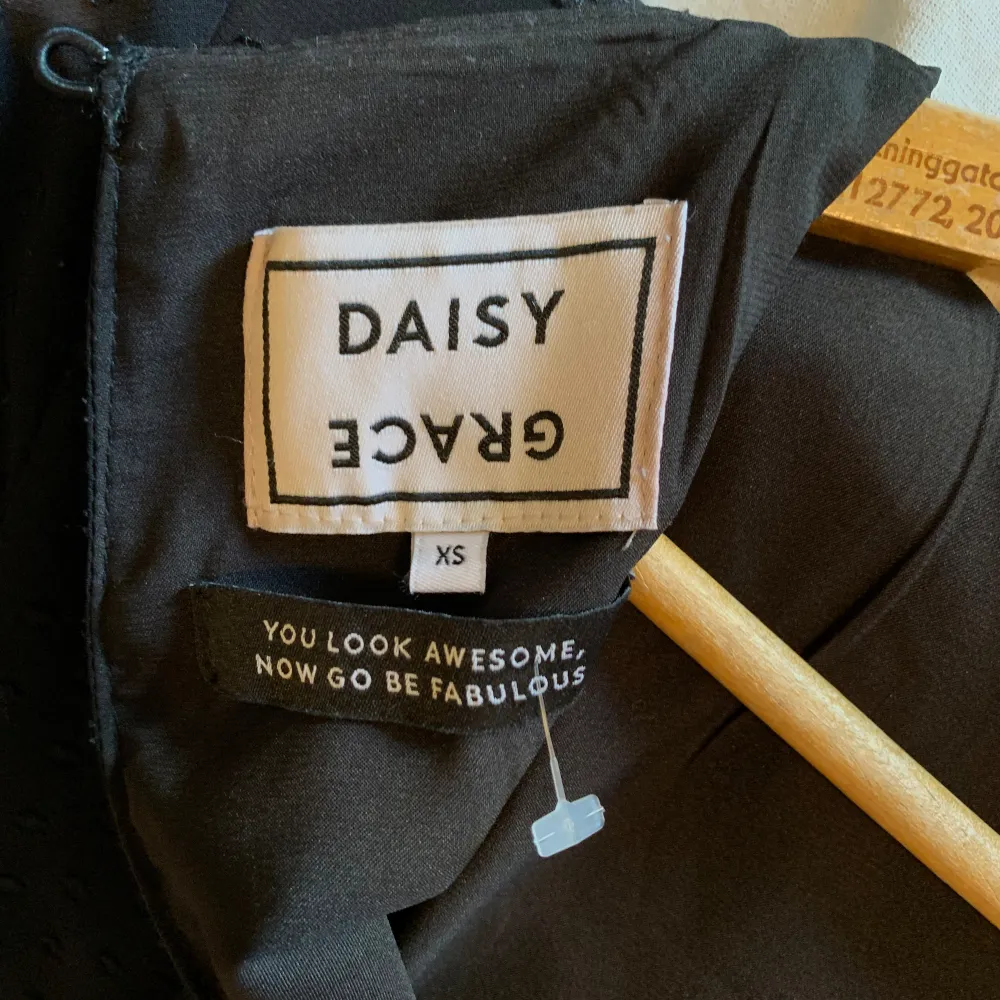 En superfin svart klänning med knapp där bak! Köpt på arkivet i Stockholm och använd en gång! Super fint skick! Märket är Daisy Grace och är i storlek xs!☺️. Mekot.