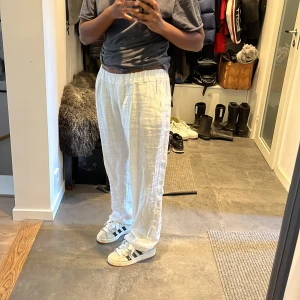 Linnebyxor  - Säljer dessa superfina och bekväma linnebyxa som jag köpte i Spanien för ca 3 år sen. Dom är använda men har inga defekter. Vet tyvärr inte storleken men skulle tippa på XS/S  ( Är en 1,60 cm) 