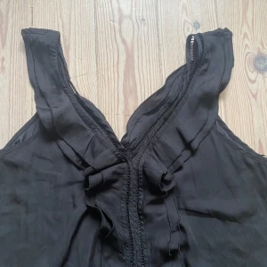 Blus - Så fin blus med volanger både fram och bak!