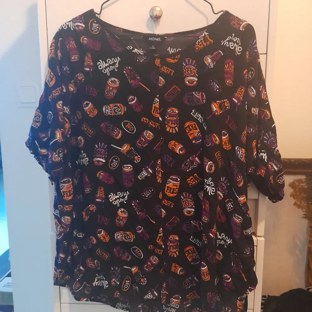 Super cool monki t-shirt aldrig använd har bara legat i en låda och samlat damm.. Blusar.