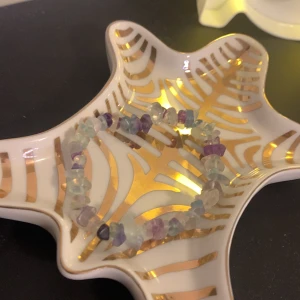 Färgglatt armband med pärlor - Säljer ett superfint kristall armband💗 det är 100% äkta.🤗 köptes för ca 200kr, har använt den 2-5 ggr. förvaras just nu i en ren låda med dom andra grejerna jag säljer! pris kan såklart diskuteras och om du vill att jag ska skicka mer bilder så skriv bara🤗💗 svarar så fort jag kan