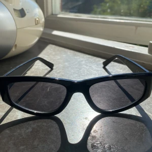 ”Cateye” Solglasögon från hm  - Mycket eleganta ”Cateye” likande solglasögon från hm i utmärkt skick, utan tecken på användning. Använda fåtal gånger. Säljer eftersom dem inte kommer till användning. 💗💗 Pris går att diskutera😊  