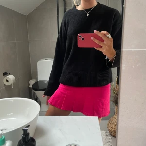 Jeans volangkjol  - Sjukt snygg jeans volangkjol köpt i Paris!! Älskar verkligen färgen 🩷använd en gång