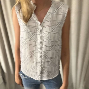 Vit blus  - Blus från Stockh lm storlek S/36💗