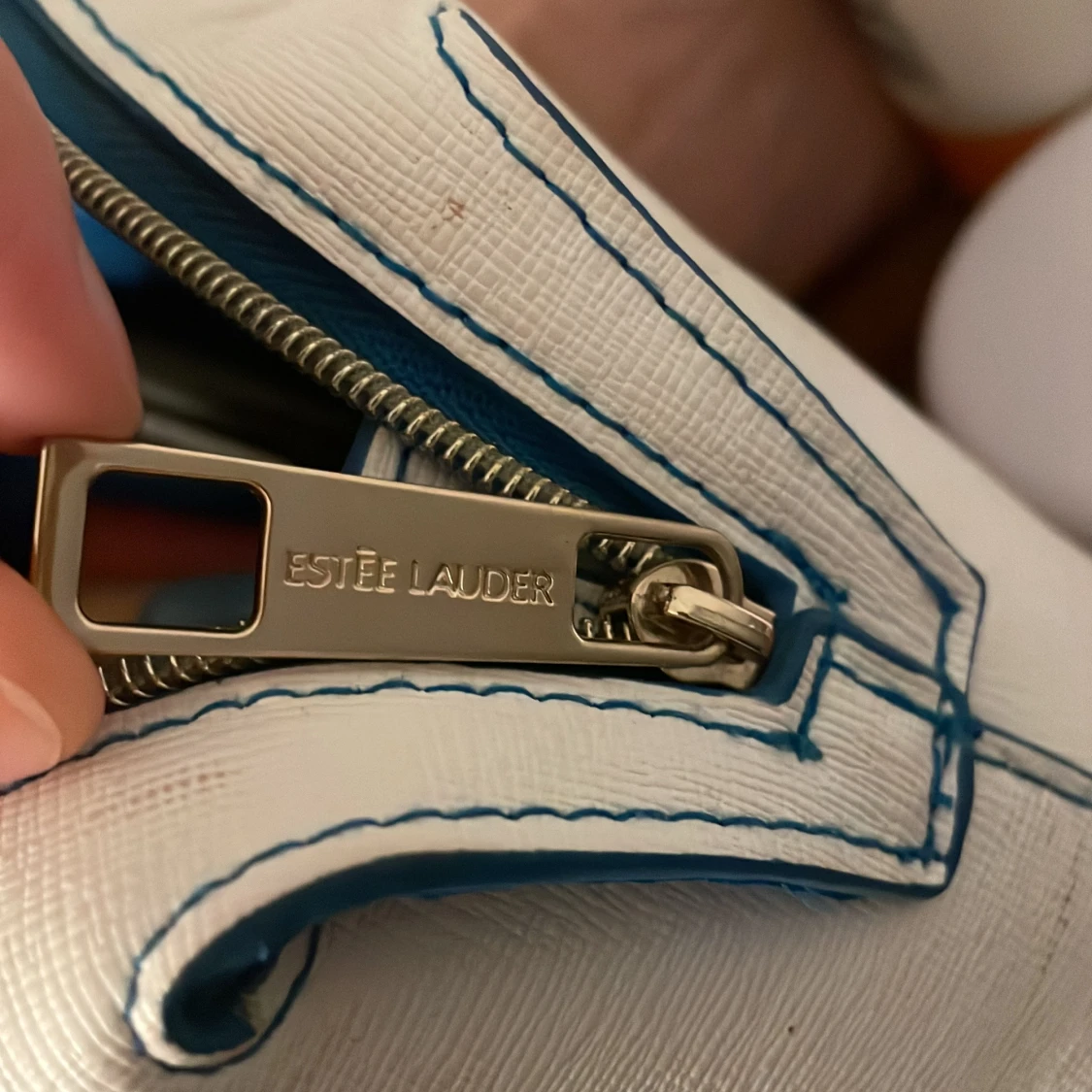Vit och blå necessär från Estée Lauder - 90